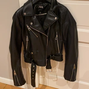 Skinnjacka - Skinnjacka från zara. Strolek xs men passar även s, jättebra skick. Buda från 200. Köparen står för frakten