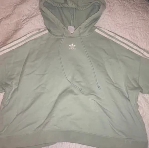 Adidas hoodie - Jag säljer en mint grön adidas hoodie som är i bra skick. Den har inga håll eller liknande. 