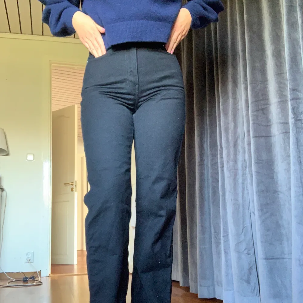 Svarta jeans från weekday i modellen rowe, knappt använda, bra i längd på mig som är 168, köparen står för frakt💗💗. Jeans & Byxor.