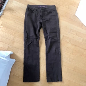 Lågmidjade bruna Jeans - Snygga trendiga LÅGA bruna jeans från Jette. Köpte second hand, var lite förstora för mig så säljer vidare. Bra skick💙frakt 66kr eller möts upp 