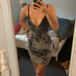 Klänning  - Snygg klänning i grå/svart sammet endast använd 1 gång. Nyskick.