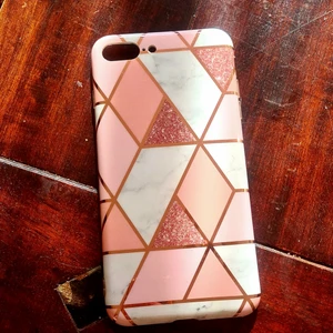 Iphone 7plus skal - Hej detta snygga iPhone skalet är nästan helt nytt😊