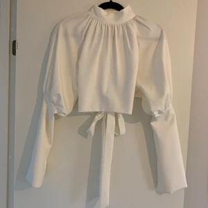 Hanna Schönberg x Nakd blus - Superfin blus nu till hösten! Tyvärr lite för kort i armarna på mig så helt oanvänd. Finns inte att köpa längre! 