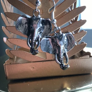 Örhängen 💓💓💓💓 - Ett par örhängen för 25 kr 💓💓 frakt: 10 kr så 35 kr. Öm man beställer får man extra saker och sådant🤎🤎 hör av er privat på kontakta om ni vill köpa❤️❤️❤️