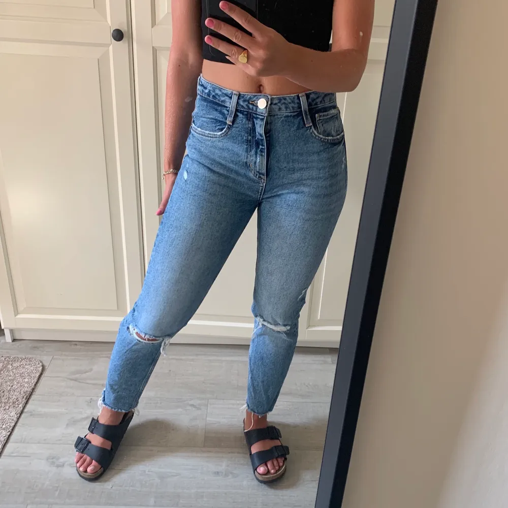 Säljer dessa fina blåa jeans med hål på knäna från Zara, jag är 165cm lång som referens 💙💙. Jeans & Byxor.
