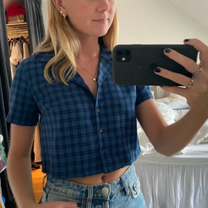 Blårutig cropped shorta  - Det står S i lappen men skulle säga mer en XS. Skriv för frågor!