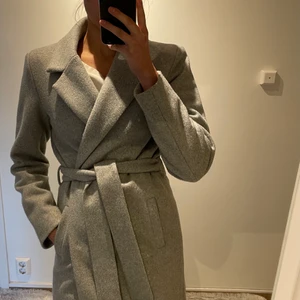 Kappa stl 34 - Grå kappa stl 34 från Vila