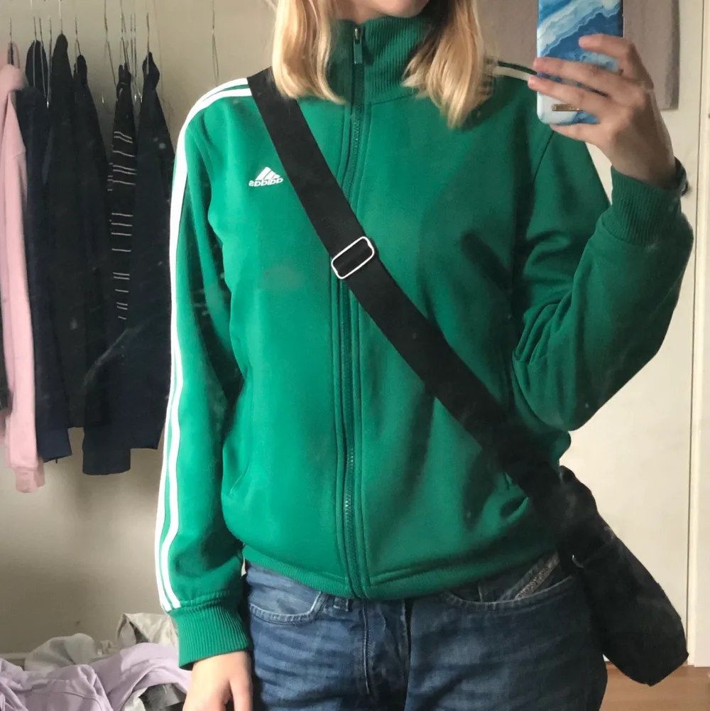 Jätte fin grön klassisk adidas zip up! Säljer endast för bra pris då jag är osäker på om jag vill sälja:) (Buda ENDAST om du är säker då det är bindande!). Tröjor & Koftor.