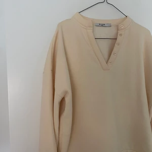 Hoddie - Säljer denna fina, mysiga tröjan från NAKD. Säljer pågrund av att den inte kommer till användning. Storlek S & ganska stor i storleken.💕💕❗️
