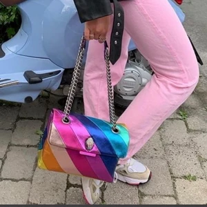 Handväska - Hej, jag säljer denna coola och trendiga väskan! Den är knappt använd och är därav i bra skick. Väskan i första bilden är i en större storlek, den väskan jag säljer är i modellen mini. Väskan är super bra till skolan, för att ha mobilen, nyckal mm i den!!