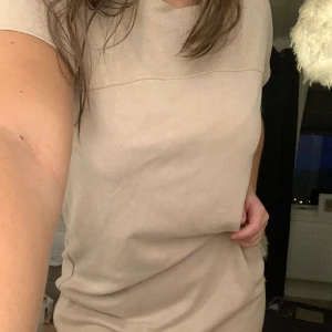 Beige klänning - Fräsch beige klänning i mockaimitation. Med silvriga dragkedje-detaljer vid sidorna. Passar perfekt till både höst, sommar & vår. I storlek 34 men passar även 36. 🤍🤎🤍