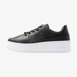 Air Force 1 sage sneakers  - Dessa skor fick jag i julklapp men tycker inte att jag passar i dom så därför säljer jag. Dom är i storlek 41, jag brukar ha storlek 40 men dom passar mig. Helt oanvända. 