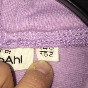 Lila hoddie  - Nästan aldrig andvänt