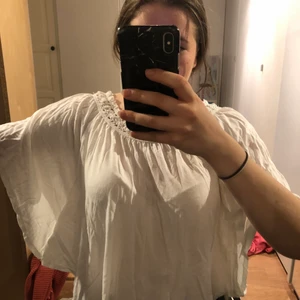 Från gina tricot i storlek S - Den är off the shoulder som är helt vit, 80kr utan frakt