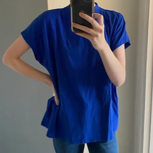 Weekday blå topp 💙 - Blå topp från Weekday, använt ett fåtal gånger, snygg, oversize passform! 