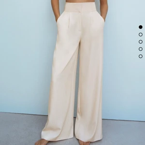 Byxa ZARA - Säljer dessa byxor från zara, slutsålda. Långa i benen (170cm), aldrig använda och så fina men får inte själv användning av dom därav försäljningen. Inköpspris 360kr säljer för 200kr + frakt. Storlek XS men passar S också