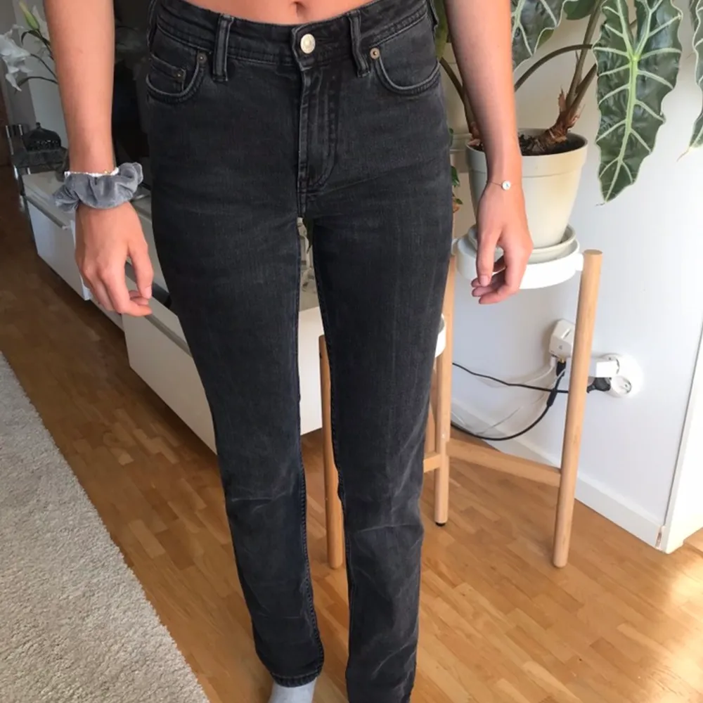 Acne jeans mid waist straight leg i storlek 25/32, modellen är 175 lång :). Jeans & Byxor.