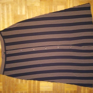 Randig kjol - Randig kjol med knappar från HM. Stl 36.