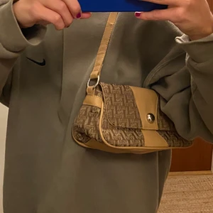 Vintage Fergie bag - Beige jöttefin vintage bag i bra storlek