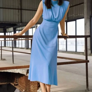 Ny elegant klänning festklänning  - Helt ny elegant blå klänning med dragkedja. Säljes i både Str xs och S