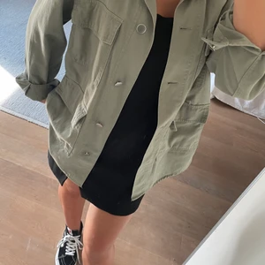 Jacka - Säljer en militärgrön jeans jacka från zara, jackan är i XS men är en oversized modell så skulle passa upp till M:)