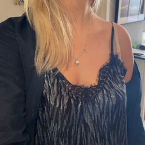 Festlinne  - Unikt linne med zebramönster och spets från h&m! Bra skick