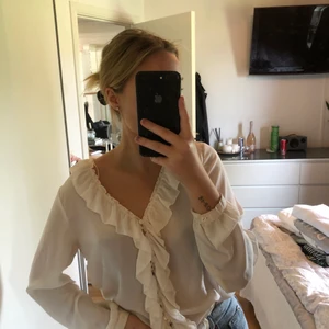 Blus med volanger - En vit blus från Gina tricot som har små detaljer framtid. Materialet är tunt och luftigt. Passar båda större och mindre än S.