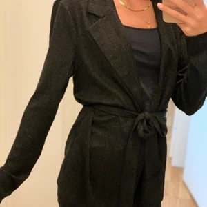 Kavaj tröja - Kavaj liknande tröja i storlek 34 som är helt oanvänd med tagsen kvar. Hel svart med lite glitter i den ✨