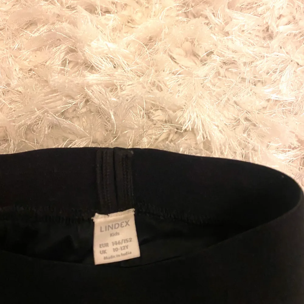 Jättefin ”volang” kjol från Lindex i storlek 146-152🤍 men den skulle nog passa någon som har storlek XXS vanligtvis Använd ca 1 gång och är som nyskick 💘 Köptes för 299kr men säljer nu för 70kr + frakt 🤍🤍🤍🤍. Kjolar.