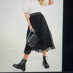 Plisserad kjol från Bershka - Svart plisserad/veckad kjol i svart från Bershka. Använd typ 3 gånger, så i nyskick. Jag är 1,65 (bild 2). Den är stretchig i midjan och liten i midjan, vilket jag gillar, så den sitter som en smäck 🥰 Slutsåld överallt 