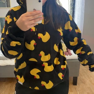 Ank hoodie - Säljer denna hoodie med ankor på då jag bara köpte den som ett skämt och den aldrig kommer till användning, hör av er om ni har frågor😇 nypris: 300kr. Köparen står för frakten
