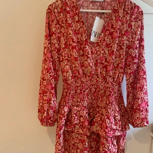 Zara klänning - Helt ny aldrig använd klänning från Zara!