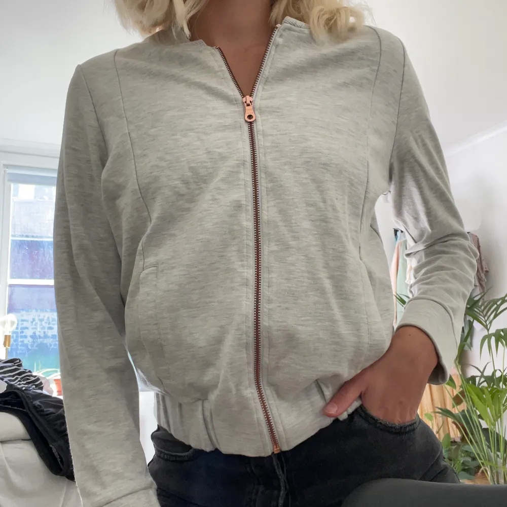 En grå zip-sweatshirt från Gant, sparsamt använd. Storlek XS, 100kr + frakt. Hoodies.