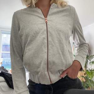 En grå zip-sweatshirt från Gant, sparsamt använd. Storlek XS, 100kr + frakt