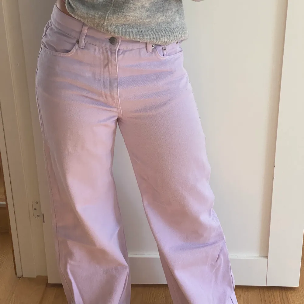 Säljer dessa superballa lila ’wide leg jeans’ från junkyard! Säljer då de inte kommer till användning längre. Strl 29. Nypris 600, säljer för 250kr exklusive frakt.. Farkut & Housut.