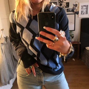 Blå stickad tröja  - Väldigt skön och fin blå tröja!! Har tyvärr inte används så mycket 80kr+frakt :)) kan mötas upp om du bor i Stockholm!! 