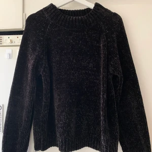 Kofta i storlek m  - Passar även S, jag har aldrig använt tröjan! Storlek m 