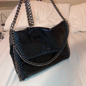 Stella McCartney liknande - En liknande Stella McCartney väska, extremt bra skick endast använd EN gång💗 lägg bud i kommentarerna eller köp direkt för 400kr💗 pris + frakt sår köparen för och postar inte före betalt