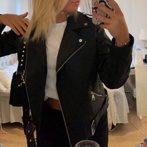 Oversized skinnjacka - Helt oanvänd oversized skinnjacka från missguided. Har bara testats men inte riktigt min stil! Annars skitsnygg 😍