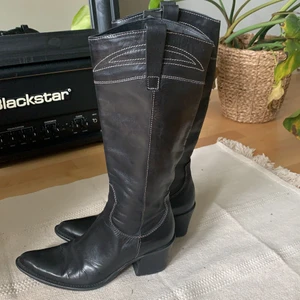 Cowboy boots - Säljer dessa snygga boots då de är för små för mig. Bra skick! Kan mötas i stockholm, annars tillkommer fraktkostnad på 99kr :) BUDA I KOMMENTARERNA