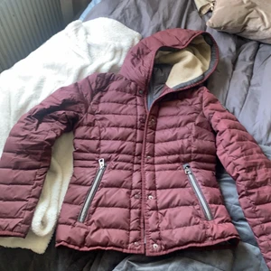 Marc O’Polo - Marc O’Polo jacka med varm luva. Sitter snyggt och är figursydd vid midjan. Hög hals och jackan går ej över rumpan. 