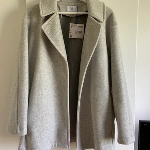 Kappa från zara  - Grå tunn kort kappa från zara utan skärp. Storlek 34. Oanvänd 