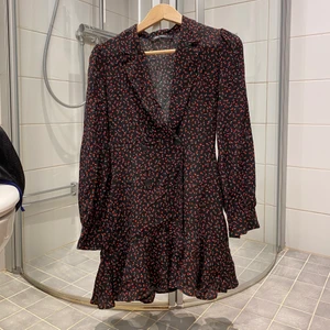 Klänning - En klänning från zara som endast är använd vid ett tillfälle.