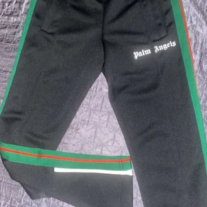Palm angels byxor  - Säljer fina Palm angels byxor i st s. Köpta för 2 dagar sen i Double- X i Lund för org priset 4600kr. Kvitto finns om det önskas.