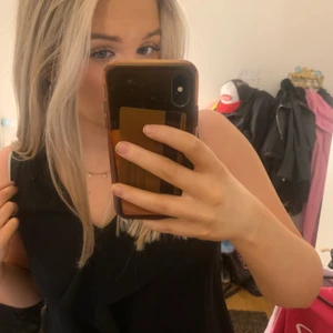 Zara topp - Zara topp med volang som kan användas både öppen och stängd. Aldrig använd 💕 möts upp i Göteborg eller fraktar