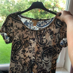 Magtröja✨ - Ett väldigt använd fin magtröja. Jag bävande den som mest 2019 i Grekland, har väldigt mkt minnen med denna tröja💗 säljer billigt pga åldern och slitet heten💓