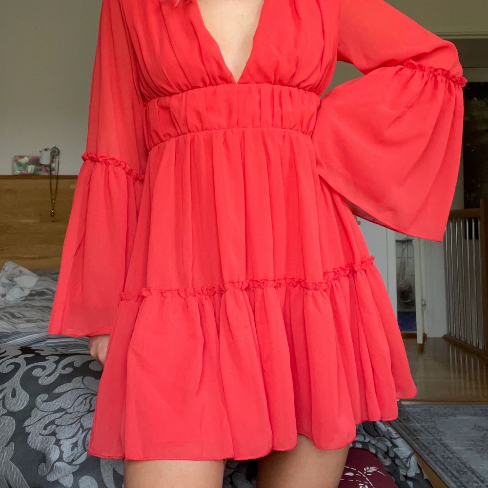 Otroligt fin orangeröd klänning från shein❤️‍🔥 Kvalitén är jättebra förutom att dragkedjan är lite trög när man har klänningen på sig men går absolut att stänga! Aldrig använd och säljer endast för att jag har för många klänningar. Storlek S, 190 kr inkl frakt 🥰. Klänningar.