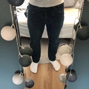 Jeans - Säljer dessa snygga jeans i en mörkblå jeansfärg, de är i straight fit men sitter lite större över benen 