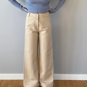 Byxor  - Beiga byxor från Weekday som är raka och långa i benen, aldirg andvända (endast testade 2 gånger). Köparen står för frakten :) nypris 600 kr