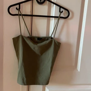 Gina tricot line - Grönt line ifrån Gina tricot. Storlek M. 20kr (köparen står för frakten) 